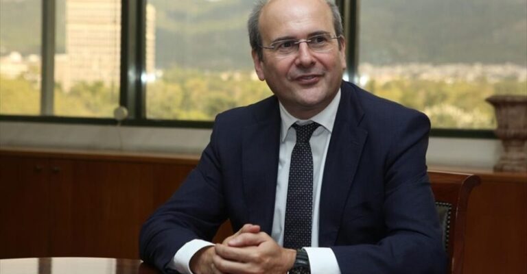 Χατζηδάκης: «Καρφί» κατά δημοσίων υπαλλήλων