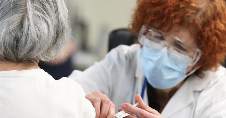 Ανατροπή λόγω της μετάλλαξης «Δέλτα» – Χρήση μάσκας, αποστάσεις και πλύσιμο χεριών και για τους εμβολιασμένους συστήνει ο ΠΟΥ