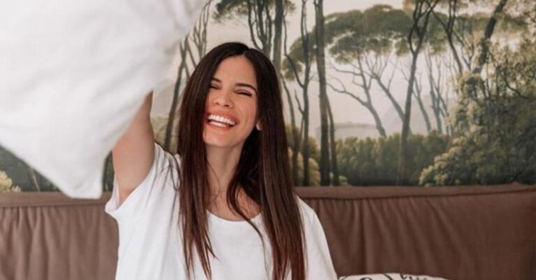 Η Χριστίνα Μπόμπα ποζάρει μαζί με τα δίδυμα στο σπίτι τους: Εξουθενωμένη και άυπνη