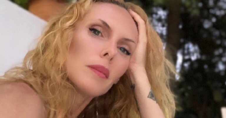 Η Εβελίνα Παπούλια ποζάρει στα 50 της με μπικίνι – Αναστάτωσε την Κύθνο