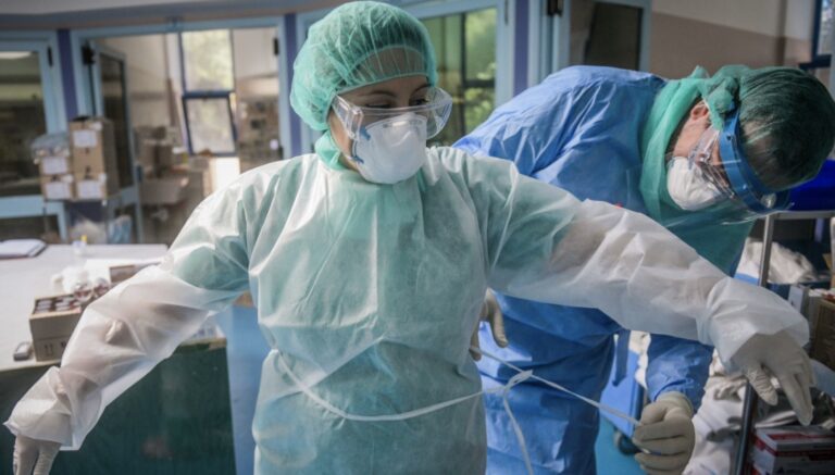 Κορωνοϊός: Οι έφηβοι έχουν τριπλάσιες πιθανότητες νοσηλείας από αυτούς που έχουν γρίπη