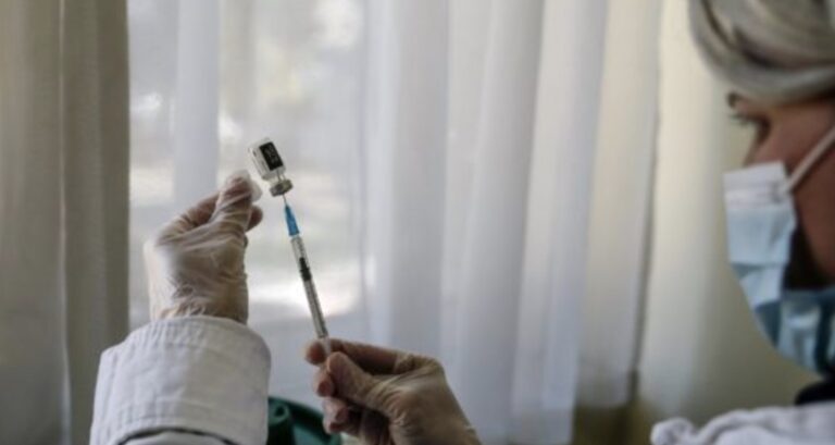 Εμβόλιο: Οι απαραίτητες εξετάσεις για να προλάβετε ανεπιθύμητα συμπτώματα και θρόμβους