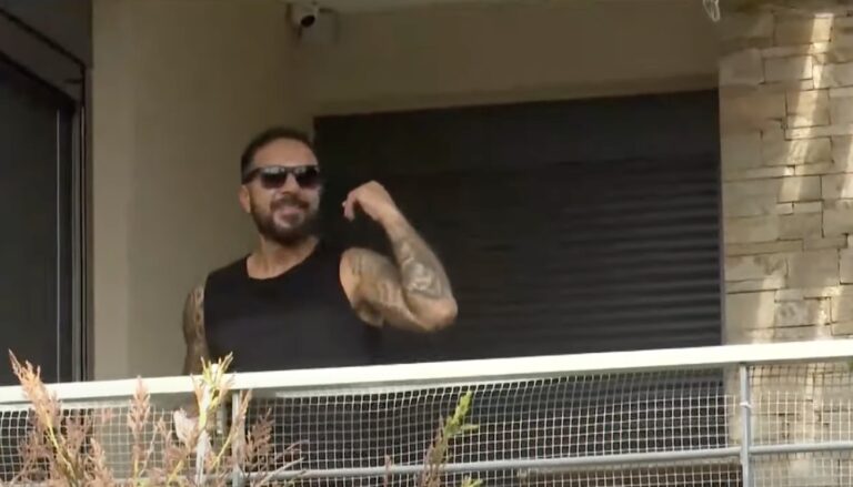 Σούπερσταρ Τριαντάφυλλος: Βγήκε στο μπαλκόνι και χαιρέτησε τους δημοσιογράφους