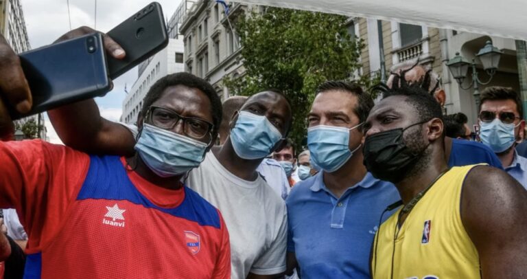 O Αλέξης Τσίπρας έβγαλε σέλφι με διαδηλωτές στην σημερινή απεργία