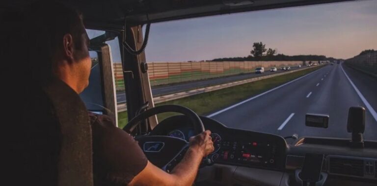 Ζητούνται 200 οδηγοί φορτηγών με μισθό 3.500 ευρώ!