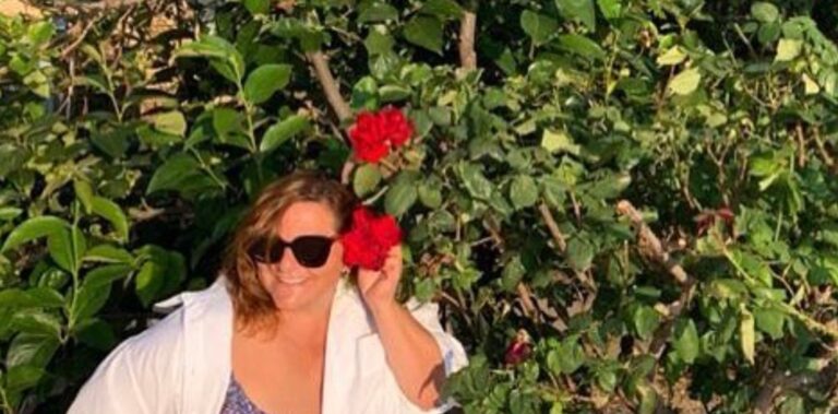 Η Βίκυ Σταυροπούλου ποζάρει με το μαγιό της – Αρετουσάριστη φωτογραφία