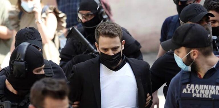 Γλυκά Νερά: Ο πιλότος θέλει το παιδί του να μεγαλώσει και με τις δύο οικογένειες