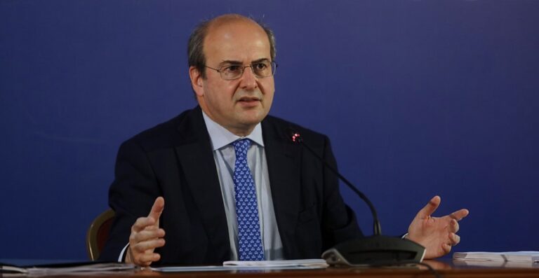 Χατζηδάκης: «Οι εργαζόμενοι αποκτούν νέες δυνατότητες, νέες ευκαιρίες, νέα δικαιώματα»