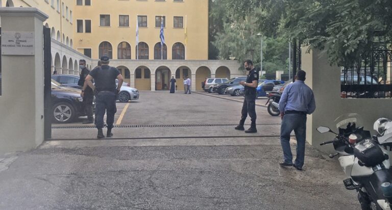 Σοκ στη Μονή Πετράκη: Ιερέας έριξε βιτριόλι σε έξι Μητροπολίτες