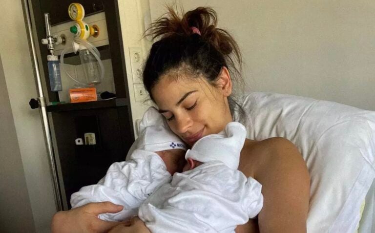Χριστίνα Μπόμπα: Η πρώτη φωτογραφία από το μαιευτήριο με τα δίδυμα στην αγκαλιά