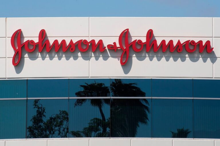 Johnson & Johnson: Ανακαλούνται επικίνδυνα αντηλιακά – Εντοπίστηκαν καρκινογόνα χημικά
