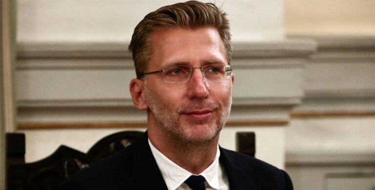 Σκέρτσος: «Χρειάζεται μαστίγιο και καρότο για να εμβολιαστούν οι πολίτες»