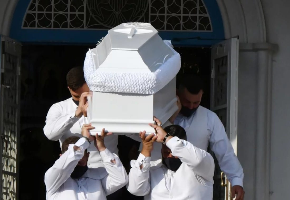 Θρήνος στην κηδεία της Γαρυφαλλιάς: «Δολοφόνησες τη μητέρα, τον πατέρα και τα αδέρφια της» - 2 210719204125 screenshot 4