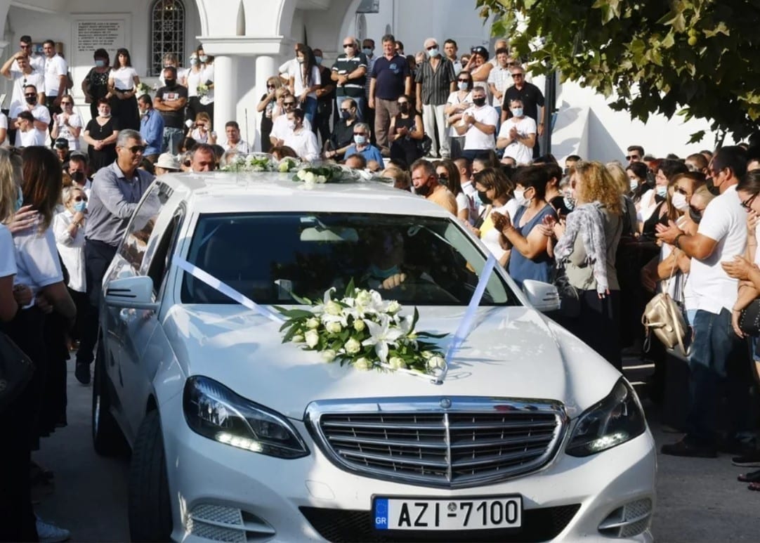 Θρήνος στην κηδεία της Γαρυφαλλιάς: «Δολοφόνησες τη μητέρα, τον πατέρα και τα αδέρφια της» - 1 210719204147 screenshot 5