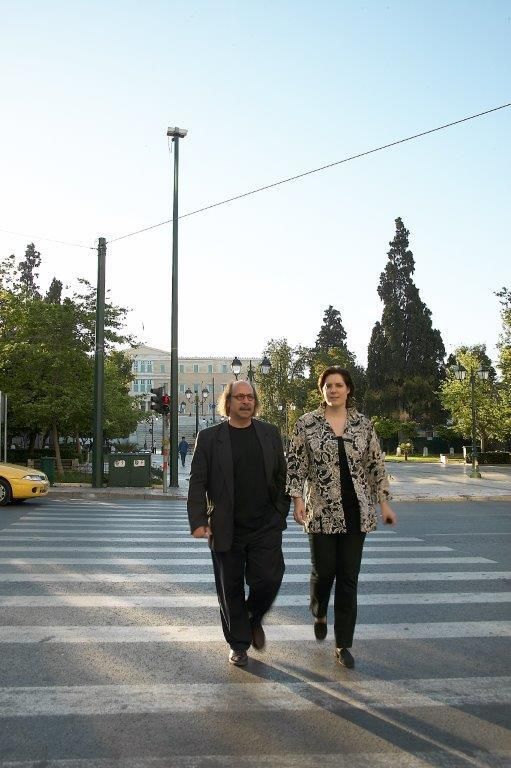 Ετσι θα είναι η νέα πλατεία Συντάγματος 2 Οι αρχιτέκτονες Δημήτρης Μανίκας και Ντόρα Παπαδημητρίου στην κεντρική διάβαση της πλατείας προς το κάτω τμήμα της λίγο πριν ξεκινήσουν τα έργα το 2004.