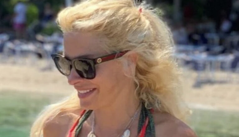 Η Ελένη Μενεγάκη αμακιγιάριστη απολαμβάνει τον χυμό στην αυλή της στα Άχλα