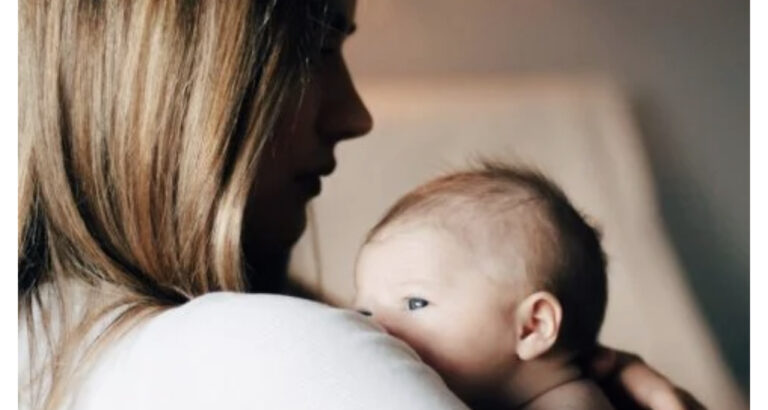 Γιατρός έδιωξε μωρομάνα από εμβολιαστικό κέντρο – Τι της είπε για τον θηλασμό