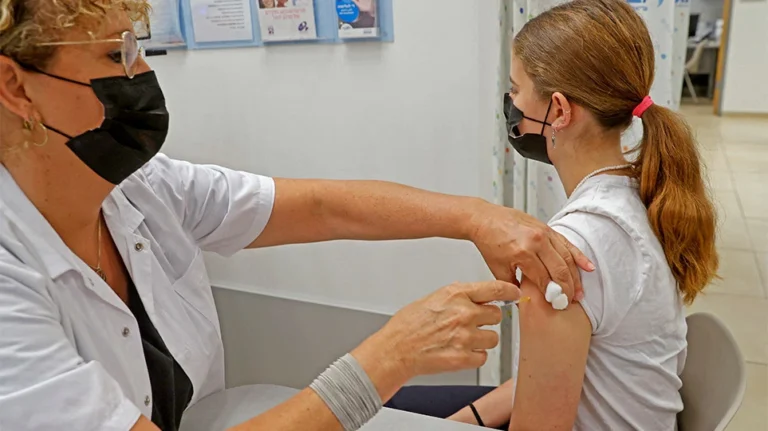 Aνοίγουν την Παρασκευή τα ραντεβού εμβολιασμού για τις ηλικίες 12-15 ετών