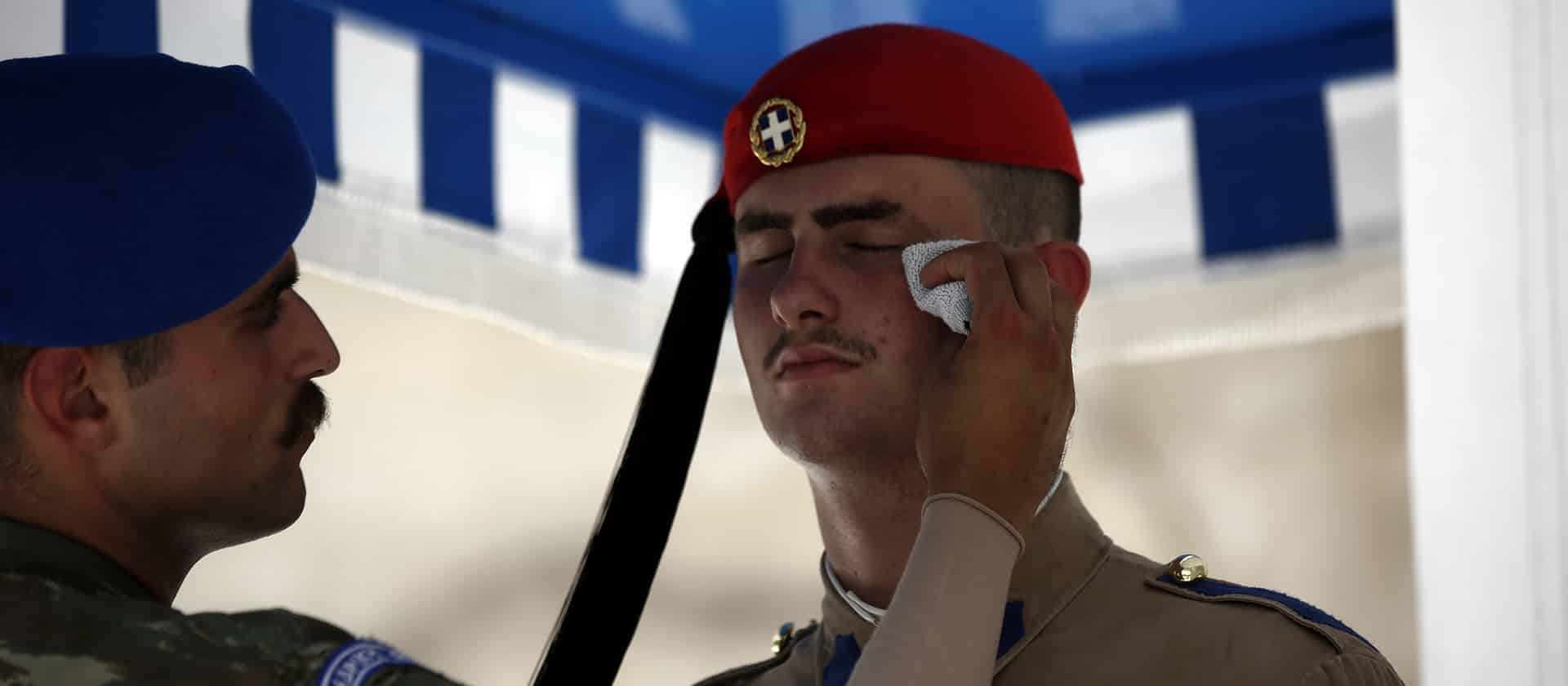 Ο καύσωνας «έλιωσε» τους Εύζωνες - Συγκλονιστικές φωτογραφίες 1 Εύζωνες στον καύσωνα (πηγή: ΑΠΕ)
