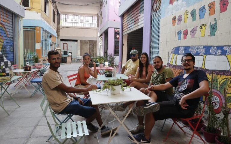 Θεσσαλονίκη: Κωφοί σερβιτόροι σε καφετέρια που προωθεί τη νοηματική γλώσσα