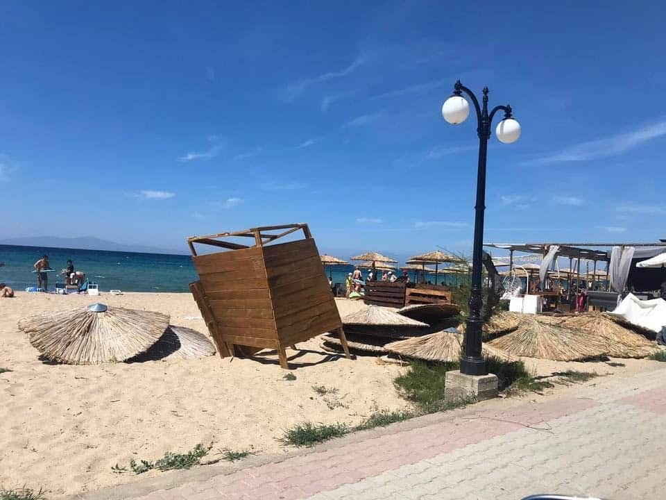 Χαλκιδική: Χτύπησε ανεμοστρόβιλος την παραλία των Μουδανιών - Τραυματίστηκαν τρία άτομα 1 moudania