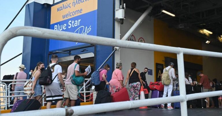 Απίθανο περιστατικό στο λιμάνι του Πειραιά: Εξοργισμένος επιβάτης άφησε το self test σε δημοσιογράφο