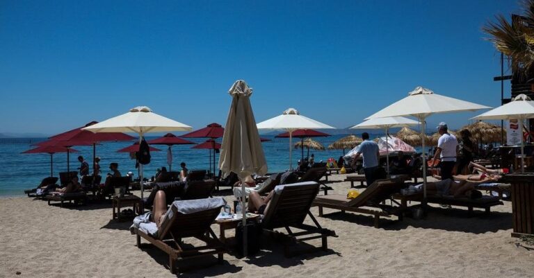 Κορονοϊός: Εμβολιασμοί σε πλατείες και πλαζ για τους νέους