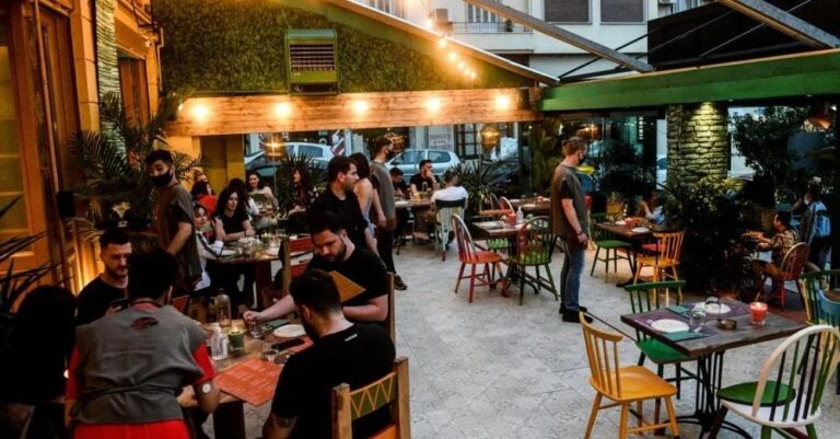 «Δε θα λειτουργήσω ρατσιστομάγαζο! Να πάρουν πίσω τα μέτρα» – Έξαλλοι οι επιχειρηματίες της εστίασης