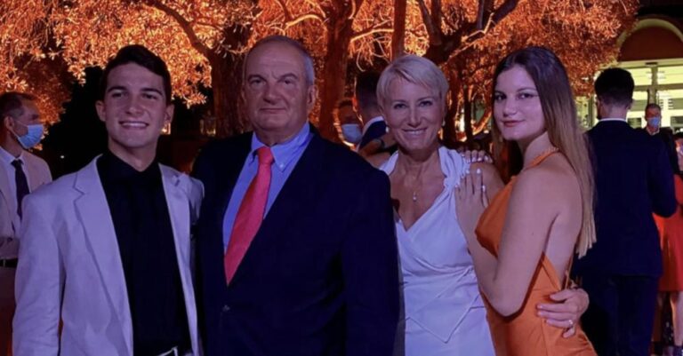 Τα παιδιά του Κώστα Καραμανλή αποφοίτησαν από την Εράσμειο: Συγκινητική οικογενειακή φωτογραφία