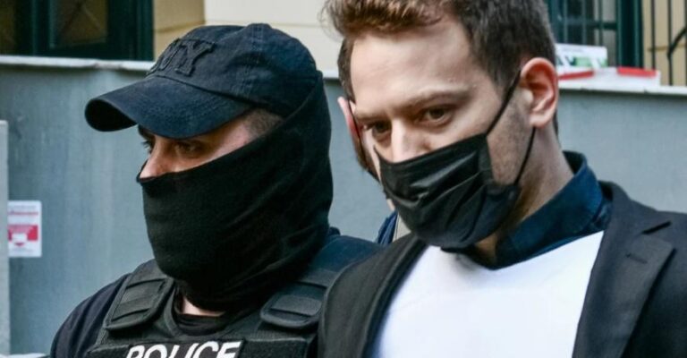 Στον κόσμο του ο Μπάμπης: «Μήπως υπάρχει θέση πιλότου να εργαστώ;»