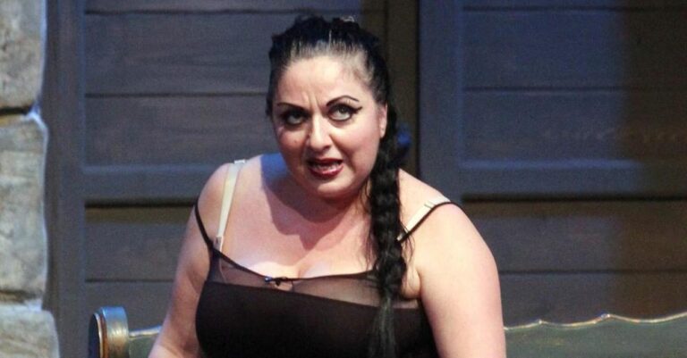 Σοφία Μουτίδου: Ποζάρει με κόκκινο ολόσωμο μαγιό και δείχνει το σώμα της χωρίς φίλτρα και ρετούς