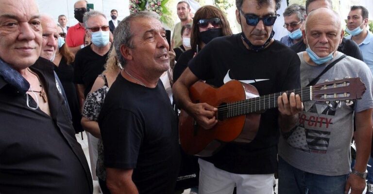 Αθάνατος! φώναζε ο κόσμος στην κηδεία του Τόλη Βοσκόπουλου