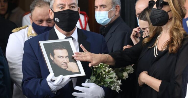Συντετριμμένες η Άντζελα Γκερέκου και η κόρη της – Το χάδι στη φωτογραφία του Τόλη Βοσκόπουλου