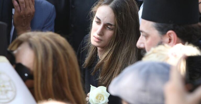 Το «λουλουδάκι» του Τόλη Βοσκόπουλου «μαράθηκε» στην κηδεία του