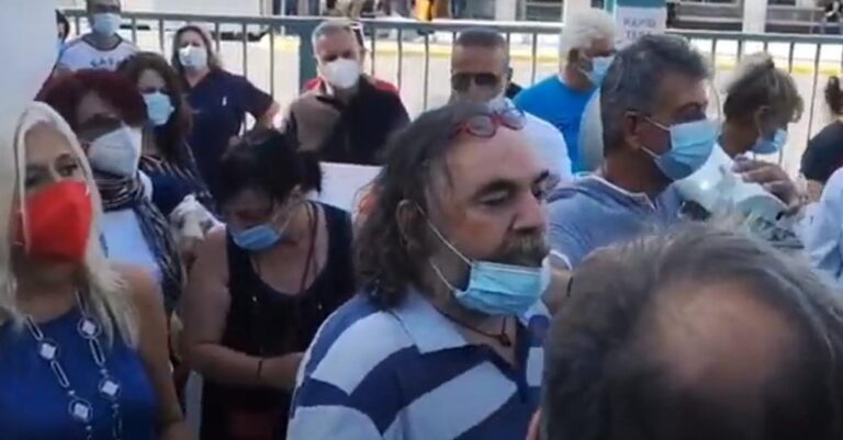 «Έχω πέντε παιδιά – Μας πετάνε στους δρόμους»! Ένταση στο ΑΧΕΠΑ από υγειονομικούς