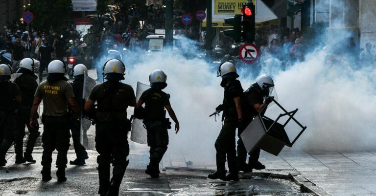 Eπεισόδια και ένταση στο Σύνταγμα – Η ΕΛΑΣ με χημικά, κρότου λάμψεις και τις Αύρες διαλύει τη συγκέντρωση