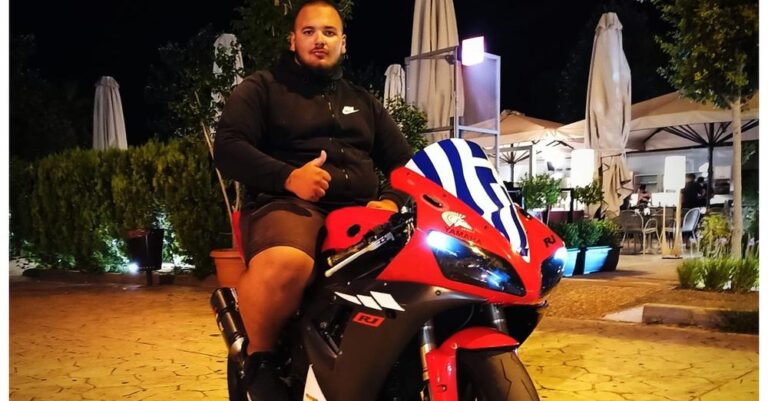Βαρύ πένθος για τον Νίκο που σκοτώθηκε στη Βουλιαγμένη – Αναζητούν ένα μαύρο Audi Συγκλονισμένη εί