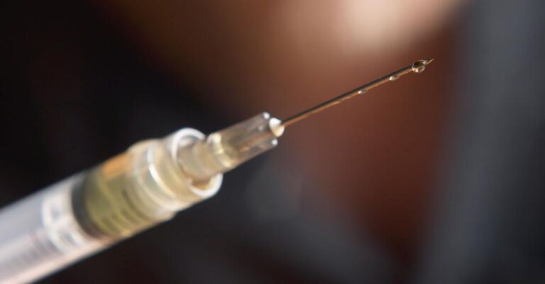 «Πάτωσαν» οι εμβολιασμοί: Μειώνεται κατακόρυφα το ενδιαφέρον -Φόβοι για «μαύρο» Αύγουστο