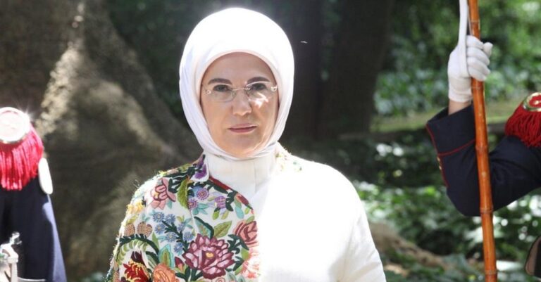 Εμινέ Ερντογάν στους πολίτες : «Μειώστε τις μερίδες φαγητού»