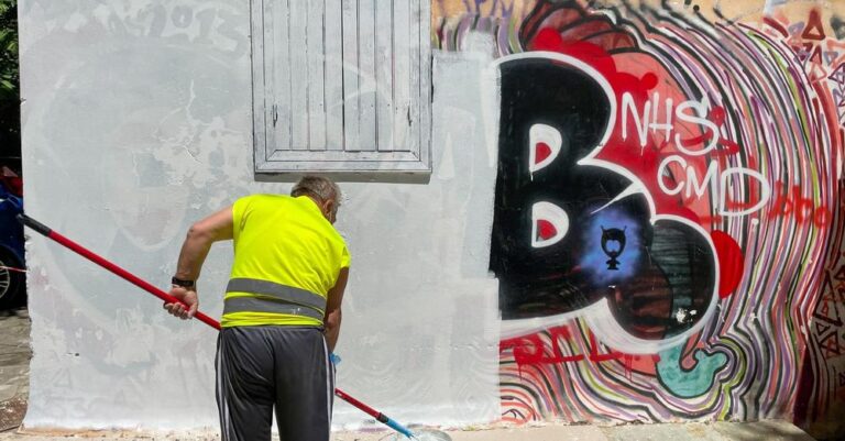 Επιχείρηση αντιγκράφιτι στην Πλάκα: Καθαρίστηκαν επιφάνειες 8.200 τ.μ.