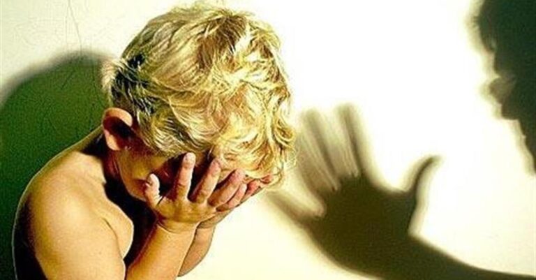 Η μητέρα που μένει στο διαμέρισμα πάνω απ’ το δικό μας φωνάζει διαρκώς υστερικά στα παιδιά της. Τι να κάνω;