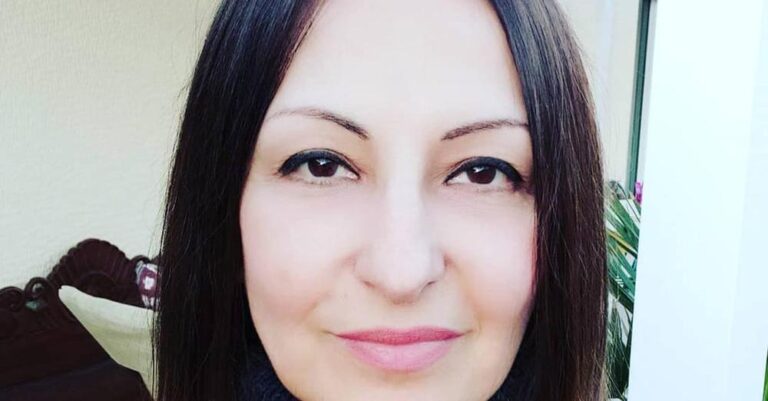 Κεραυνοί από την Άντζυ Σαμίου: «Αγνοείτε τους θανάτους νέων ανθρώπων από παρενέργειες»