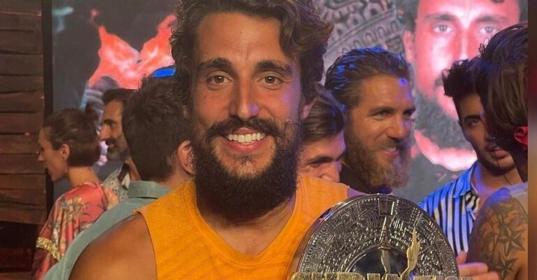 «Survivor»: Ο Σάκης Κατσούλης σήκωσε το έπαθλο και το twitter εξαγριώθηκε