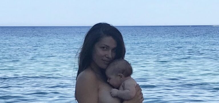 Κλέλια Ρένεση: Ποζάρει με την κόρη της χωρίς ρούχα – «Είμαστε γυναίκες, είμαστε ελεύθερες»