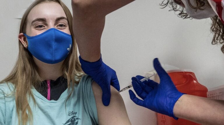Κορωνοϊός: Θωρακίζονται και οι έφηβοι – Ανοίγει αύριο η πλατφόρμα εμβολιασμού νέων 15-17 ετών