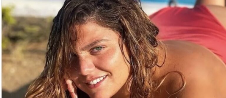 Η Δανάη Μπάρκα έβαλε πάλι το μαγιό της και μάς καλεί να μείνουμε μακριά από κομπλεξικούς και ζηλιάρηδες