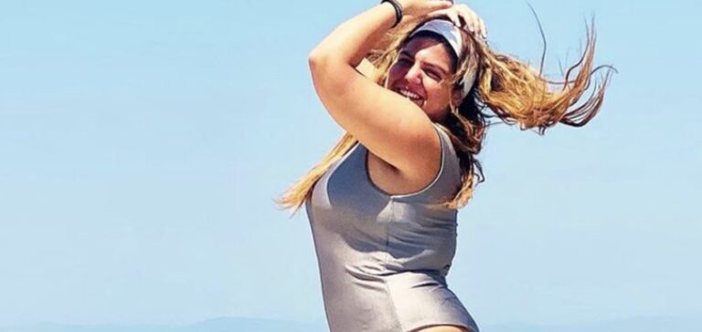 Δανάη Μπάρκα: Ποζάρει με ασημί ολόσωμο μαγιό και φόντο τη θάλασσα