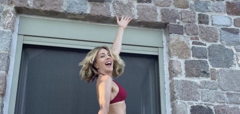 Σμαράγδα Καρύδη: Ποζάρει με μπικίνι στα 51 και δείχνει το καλλίγραμμο κορμί της