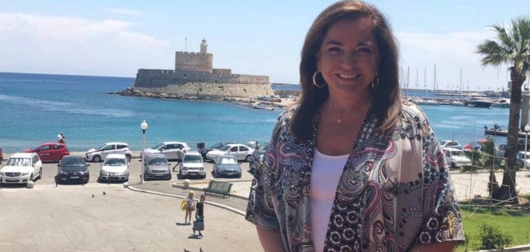 Ντόρα Μπακογιάννη: Η φωτογραφία με τα επτά εγγόνια της στα Χανιά