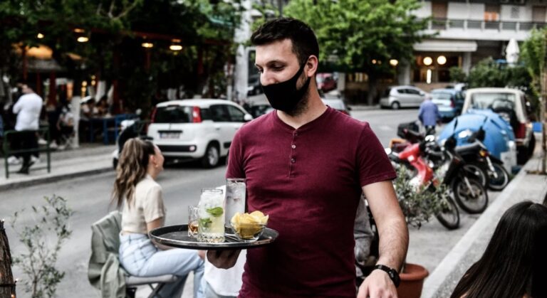 Ανεμβολίαστοι εργαζόμενοι σε εστίαση-τουρισμό: Στα 100 ευρώ η μηνιαία επιβάρυνση